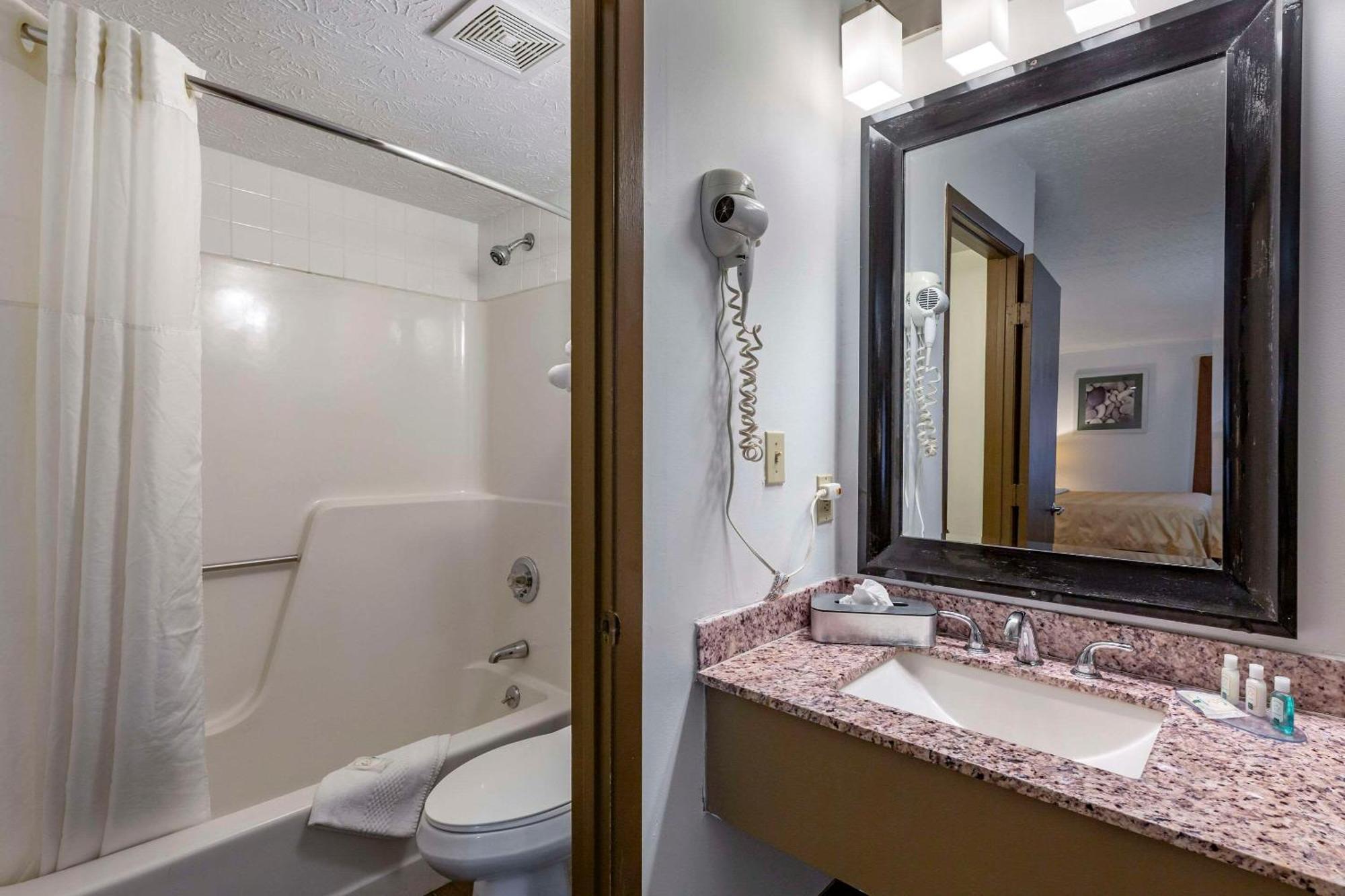 Quality Inn Austintown-Youngstown West Экстерьер фото